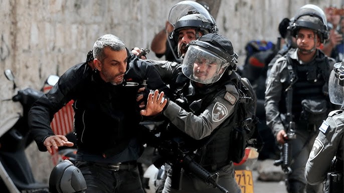 Palestinians, Israeli police clash at al-Aqsa Mosque in Jerusalem ahead of Jewish nationalist march - YouTube