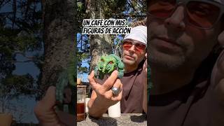 T4 E3 The Man-Thing Funko Pop. En Un café con mis figuras de acción.