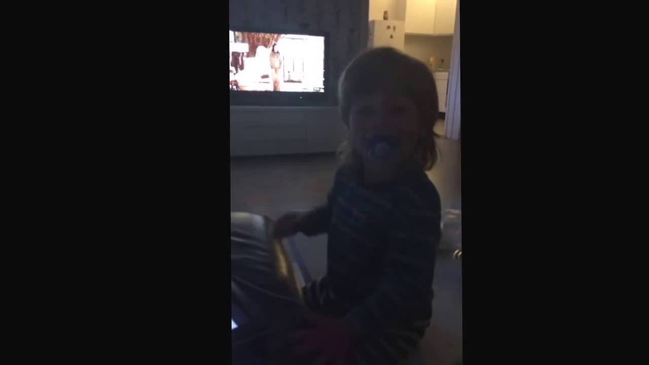 På et lille grøn blade, lå en grå larve