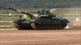 Российский танк Т-72Б3 ведет огонь в полевых условиях. Танковый биатлон 2020. «АрМИ-2020».