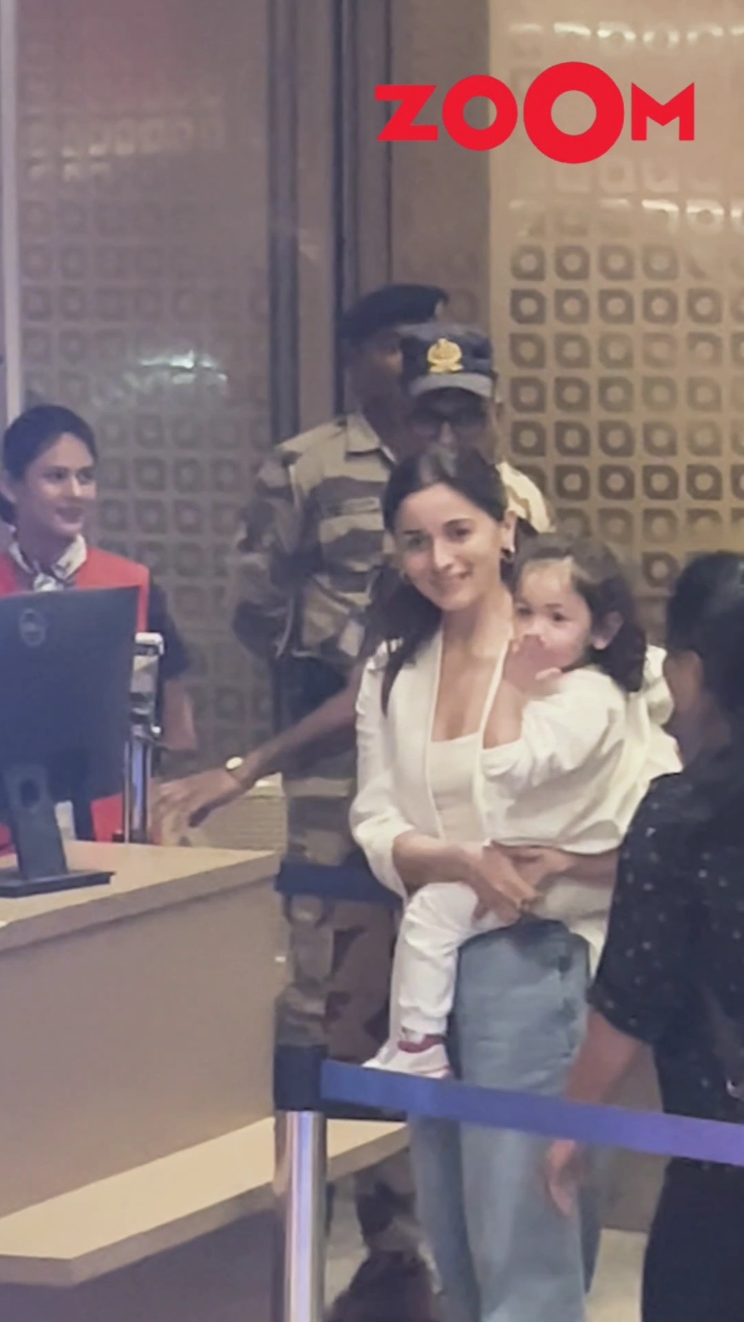 Baby Raha’s Adorable Airport Moment: Flying Kisses for Paps ?? #raha #aliabhatt #shorts