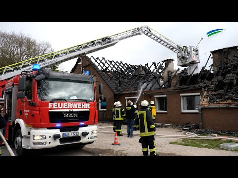 Großefehn:  Feuer zerstört Wohnhaus und Scheune
