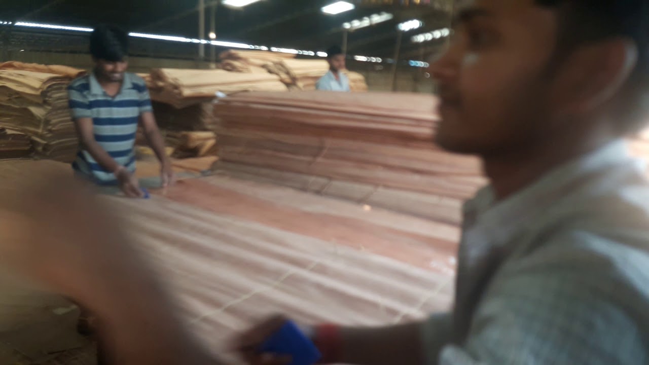 Plywood फेस टेपिंग करते हुए Indian Worker!! Yamunanagar ( Hariyana
