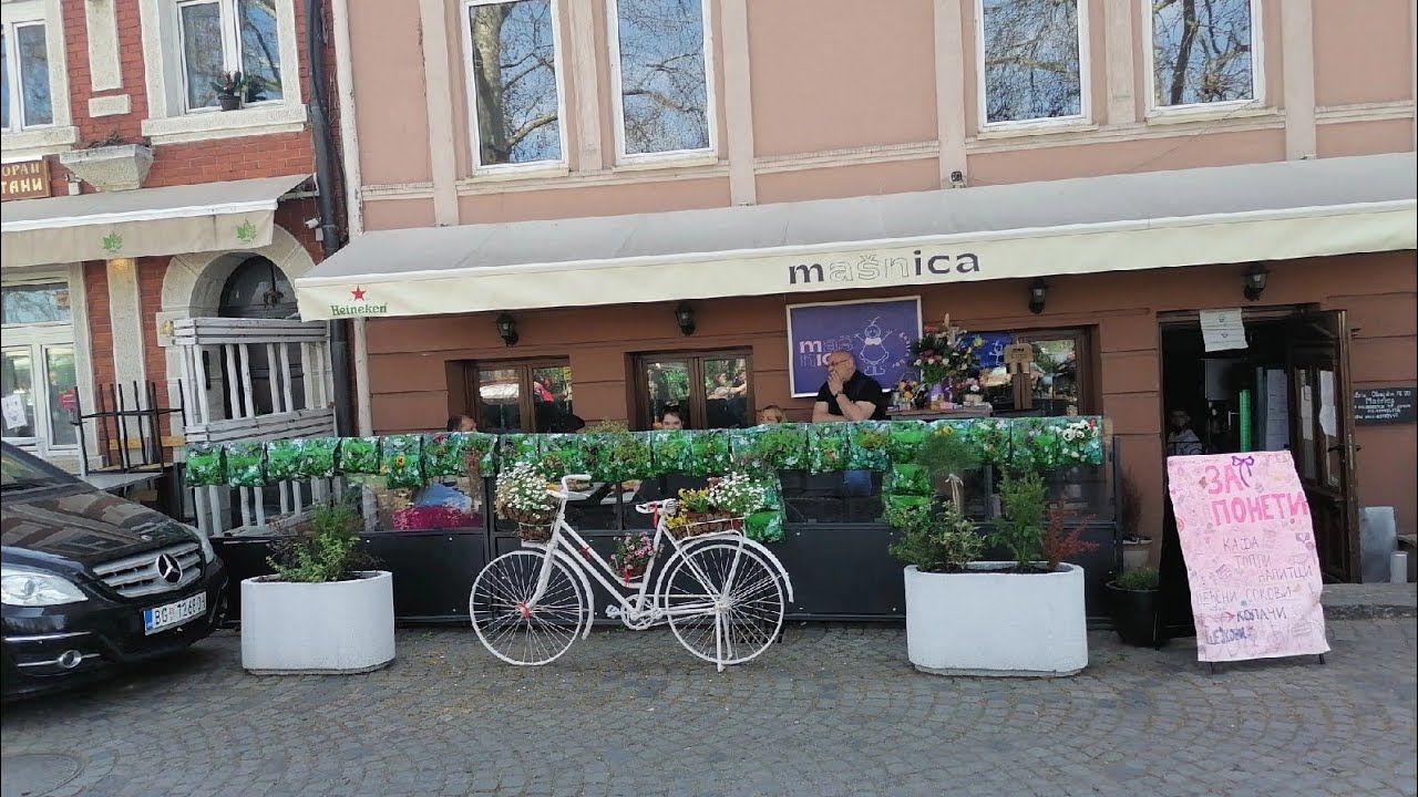 Давняя эмиграция в Сербию. Город в западной Сербии - Ужице. Безопасная торговля на улице в Сербии.