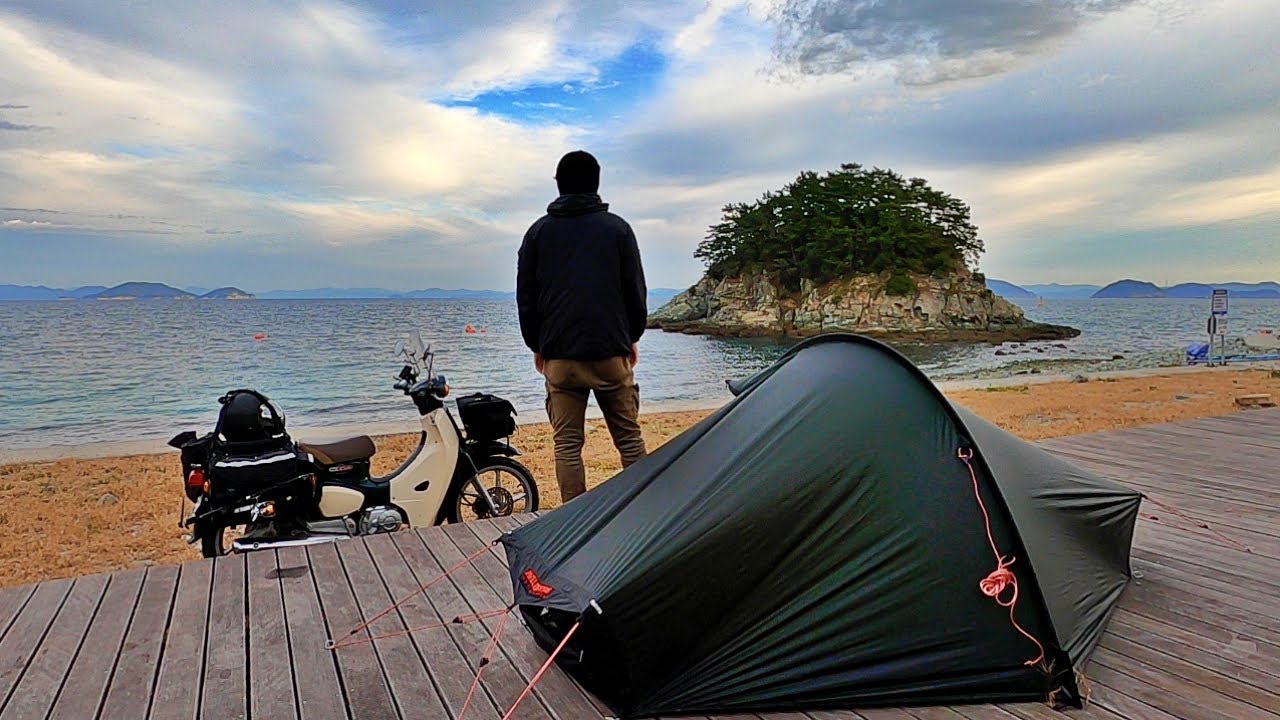 작은 섬에서 작은 오토바이와 자급자족 모토캠핑하기