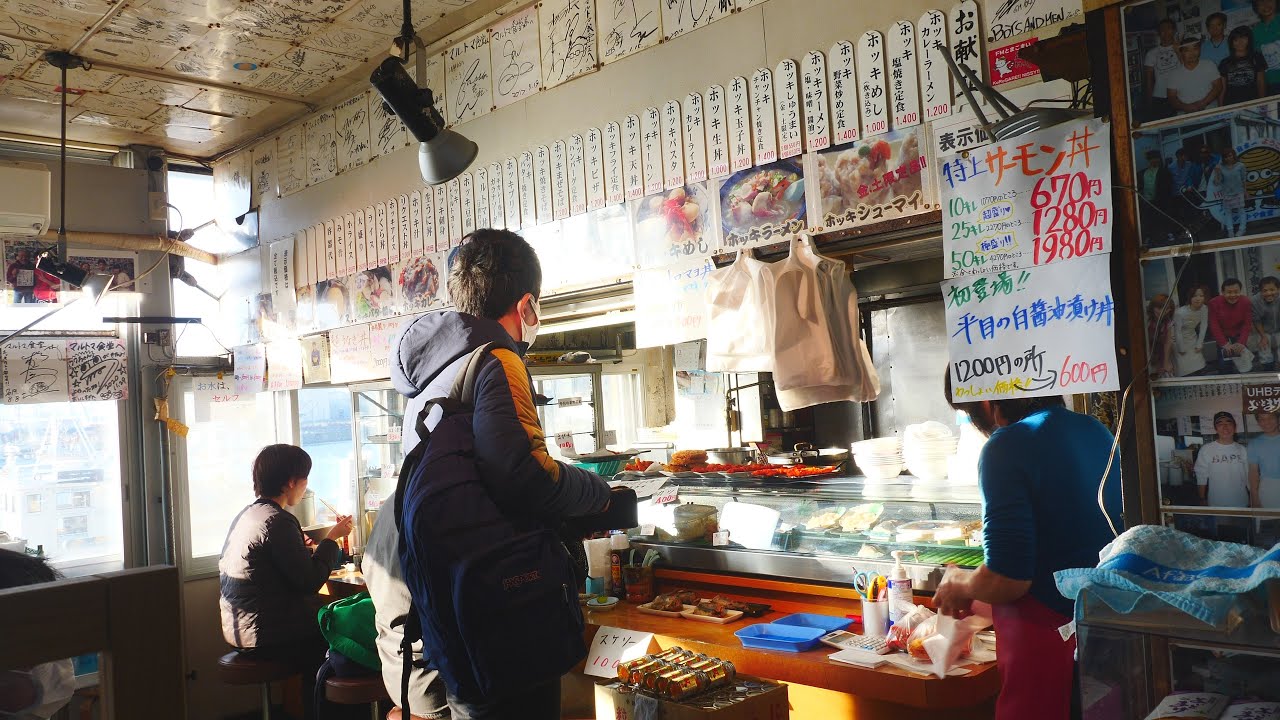 Ресторан моллюсков на рыбном рынке очень популярен и привлекает множество посетителей.