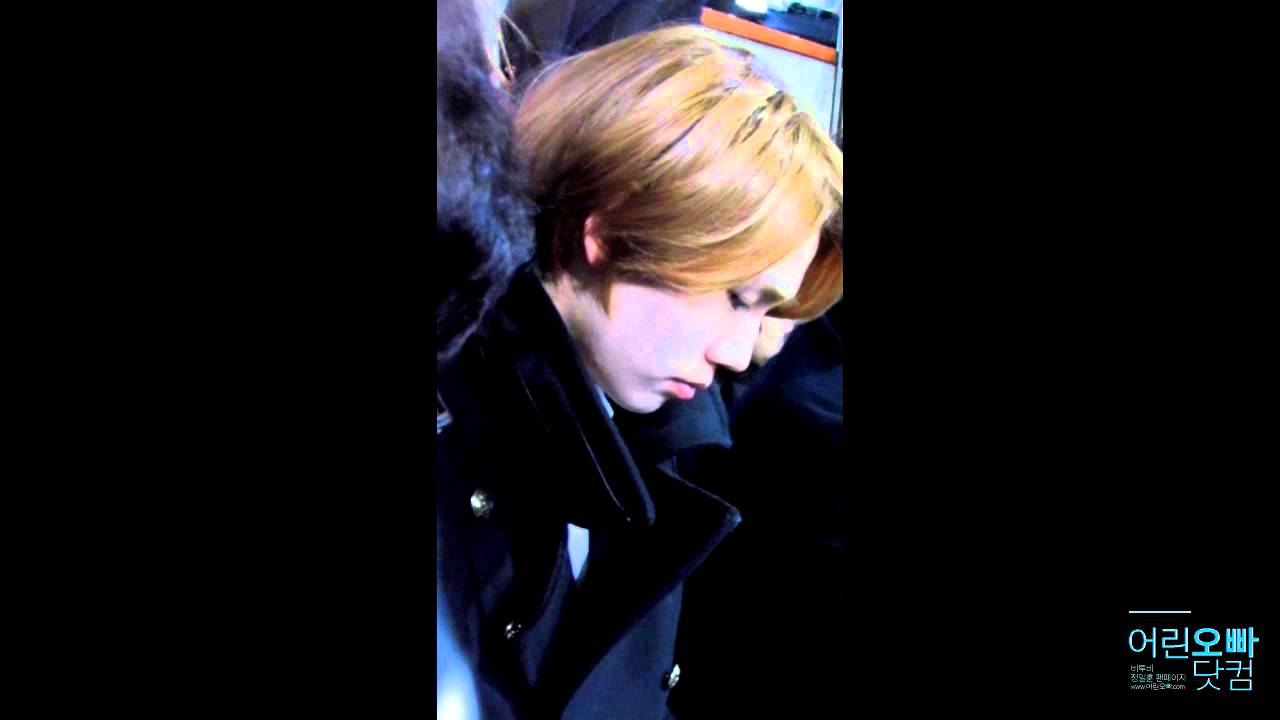 2013.02.02 한림예고 졸업식 정일훈 뻘쭘하게 앉아있다 친구랑 수다떨기