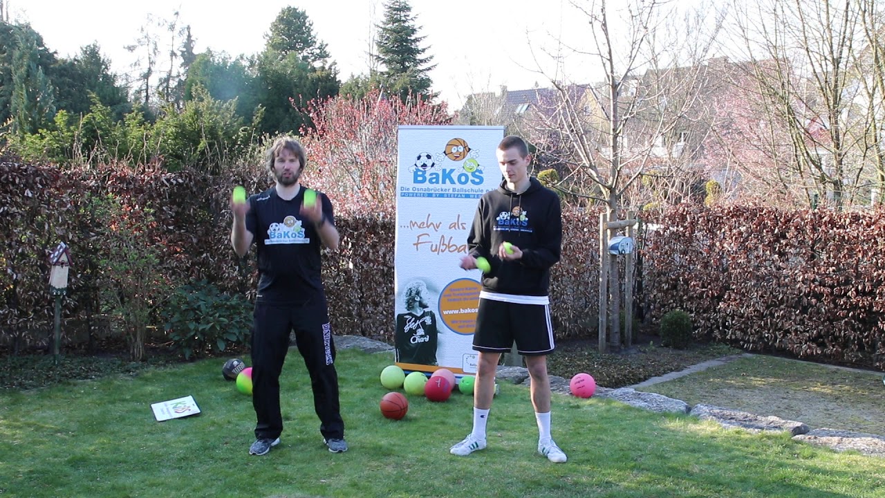 Kognitive Übung mit Tennisbällen