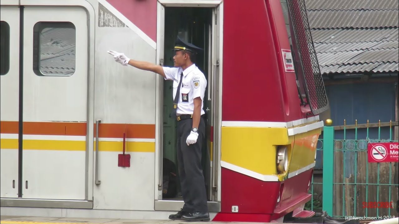 Petugas Pelayanan Kereta (PPK) KRL Commuter line 6, baru dengan topi + sarung tangan ll ジャボタベクの車掌 6
