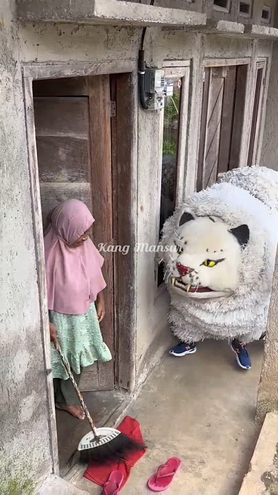 Ibu lagi nyapu pas buka pintu tiba tiba di kagetin can macanan