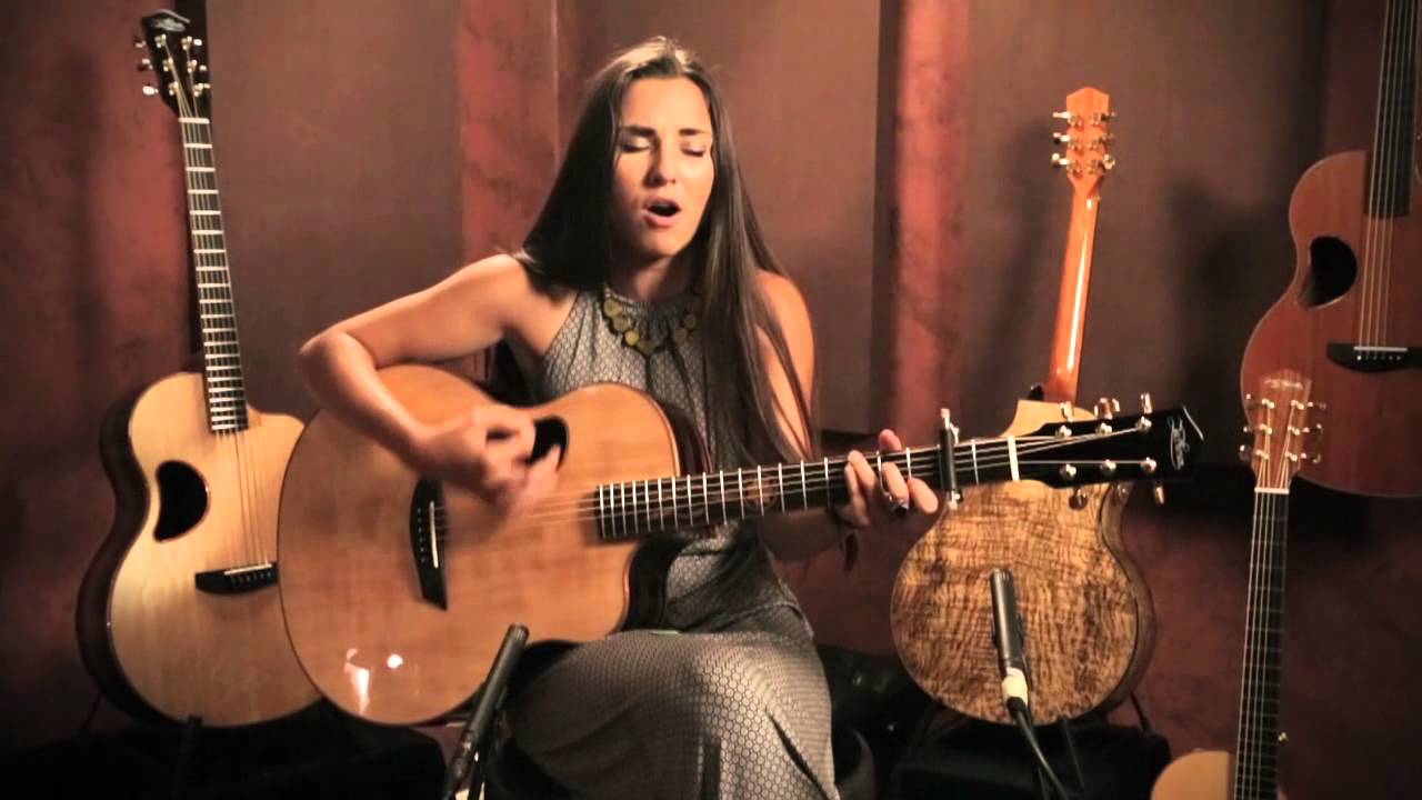 在 YouTube 上观看 Artist Interview - December 2014 - Julia Knight