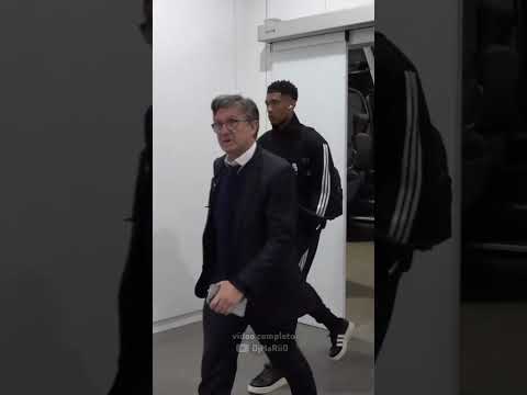 RECIBIENDO AL BUS DEL REAL MADRID ANTES DEL CLÁSICO 