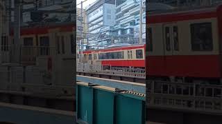 京急2100系横浜発車シーン