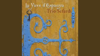 Video thumbnail of "Trio Sefardi - Tres Klavinas En Un Tiesto"