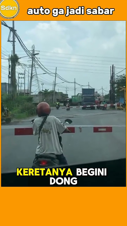 KETIKA UDAH LAMA NUNGGU PALANG PINTU KERETA KEBUKA EH YG LEWAT MALAH BEGINI😭#memengakakkocak #ngakak