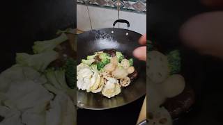 今天的晚餐有腐竹蛋汤，香菇莲藕西兰花炒雜