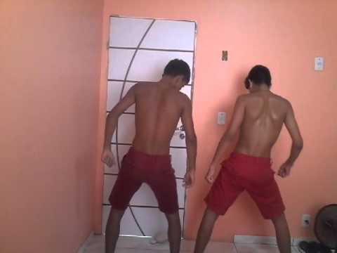 Irmãos dançando funk