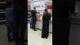 Как цыганка ворует в продуктовый магазин