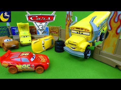 Crazy 8 Crashers Disney Cars 3 Toys Smash & Crash Destruction Derby Playset Lightning McQueen Toys