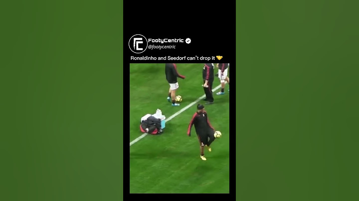 Ronaldinho juggling with Seedorf