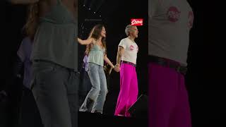 Robbie Williams a invit&eacute; sa fille Teddy &agrave; le rejoindre sur sc&egrave;ne !