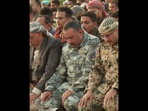 طارق صالح يؤدي صلاة عيد الفطر المبارك مع جموع المواطنين في المخا