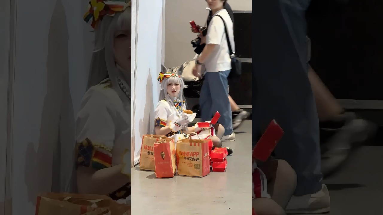 Cái trend lén quay người khác đang ăn tại lễ hội cosplay bắt nguồn từ đâu vậy chứ? 😩 #shorts