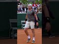 Zizou bergs enflamme rolandgarros avec waar is da feestje  tennis shorts