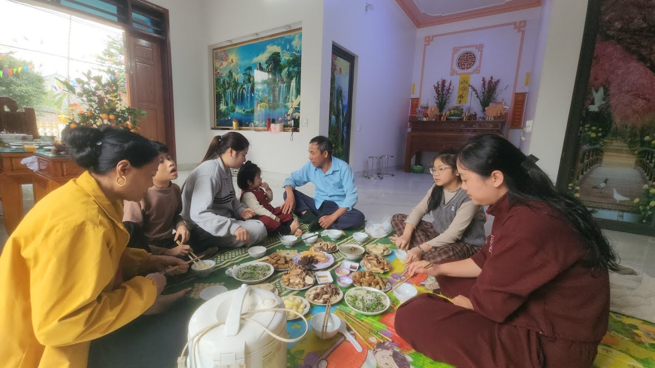 Bữa cơm ngày mồng 3 Tết tại nhà Hoàng Hiền. Hoàng Hiền