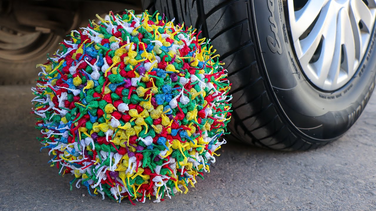 Aplastando Cosas Crujientes con el Coche | Experimento: Pelotas VS Rueda de Coche