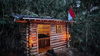 Membangun tempat perlindungan kayu yang nyaman dan hangat||Solo camping-Bushcraft
