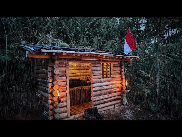 Membangun tempat perlindungan kayu yang nyaman dan hangat||Solo camping-Bushcraft class=