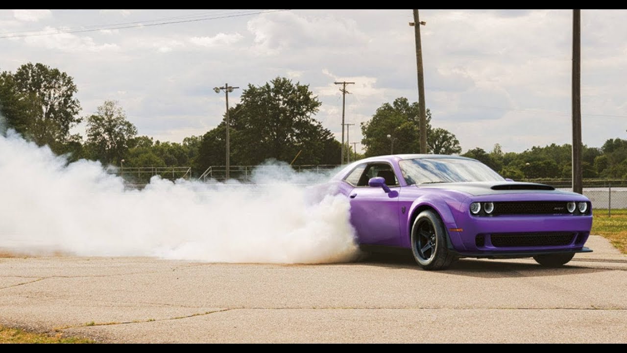 Видео челленджера. Додж Челленджер дрифт. Дрифт dodge dodge Challenger. Додж Челленджер бернаут. Додж Челленджер Хеллкэт бернаут.