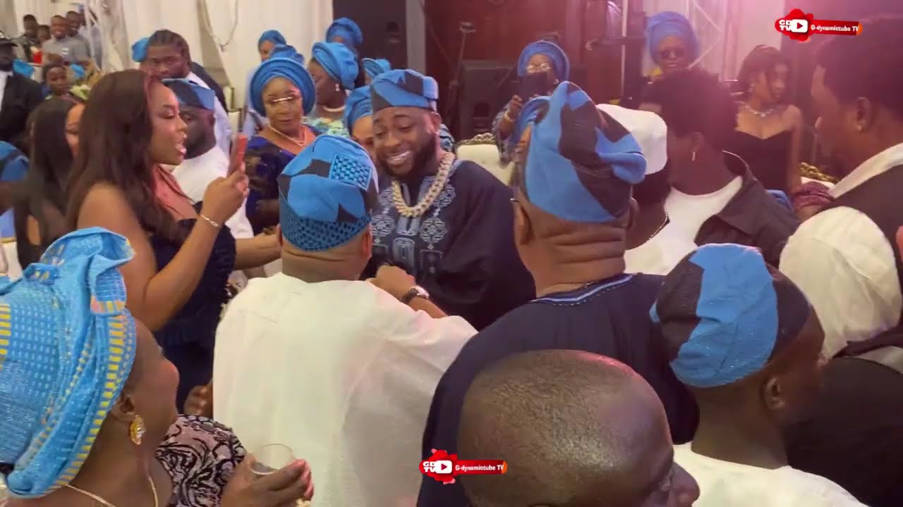 Посмотрите, что произошло, когда губернатор Аделеке танцевал со своим сыном и женой Давидо, и как...