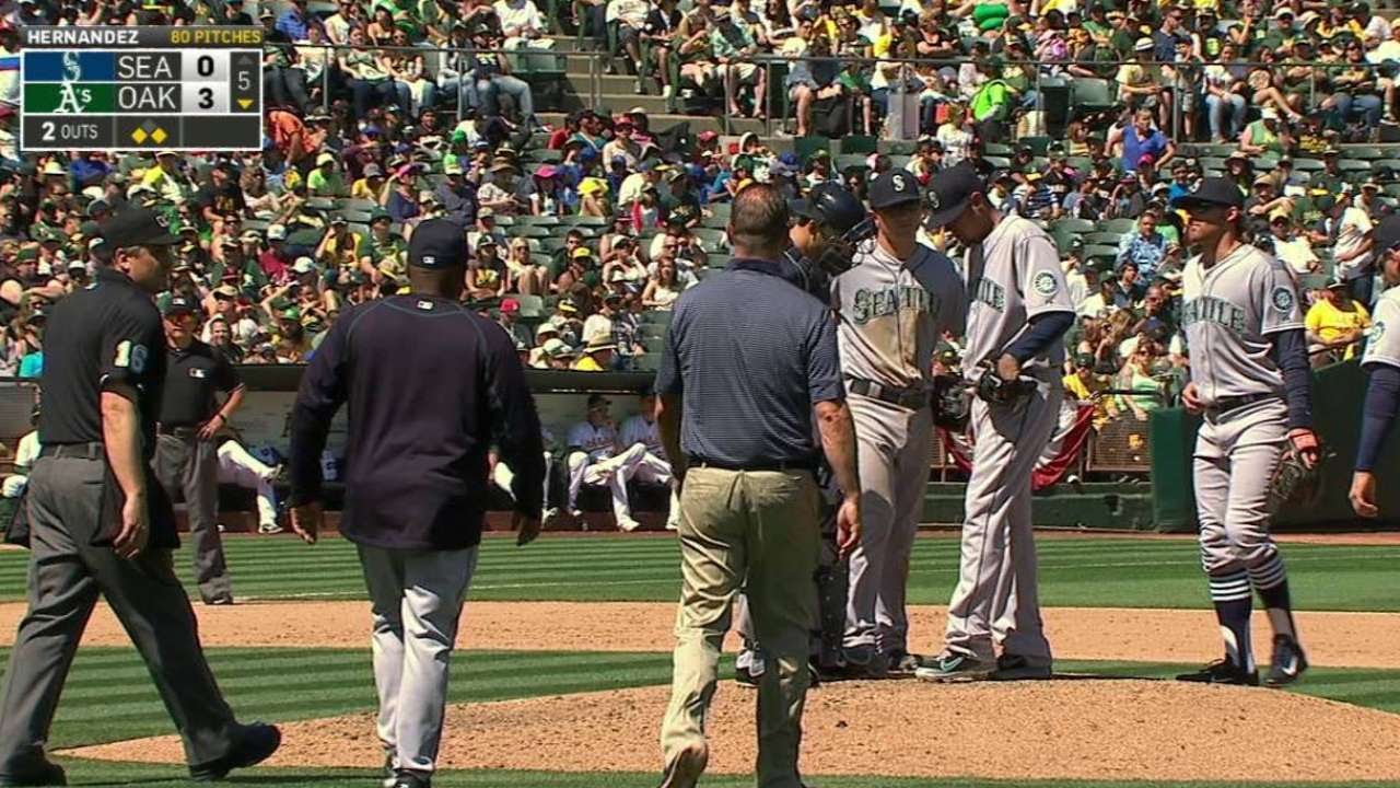 SEA@OAK: Felix examined after feeling leg discomfort