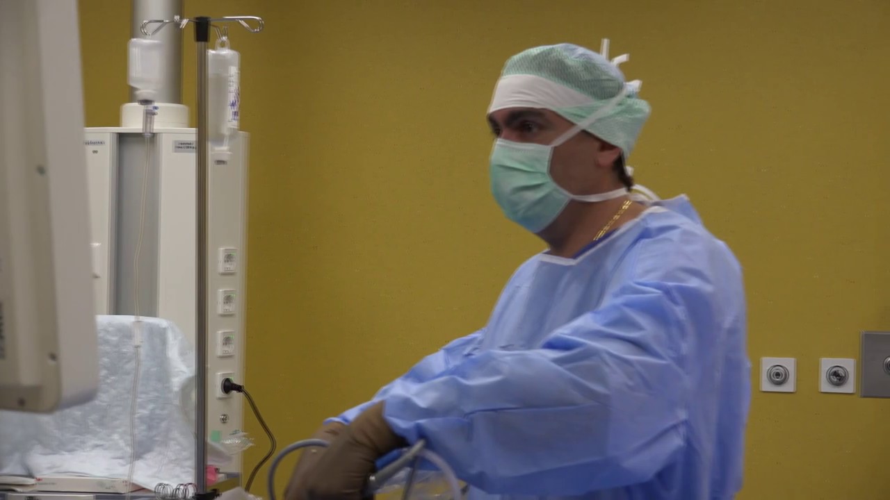 Dr. Visams Rafaels - ortopēdiska operācija - YouTube