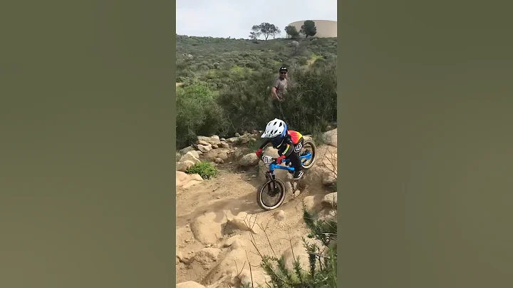 Crowd goes wild for 4 year old MTB racer🤘💨 #kidsmtb  #littlerider #downhillmtb #downhillracing
