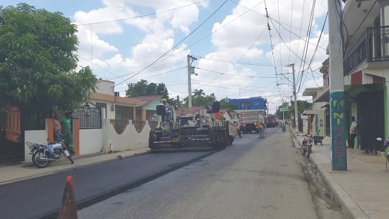 Asfaltan Sánchez en Los Tomines