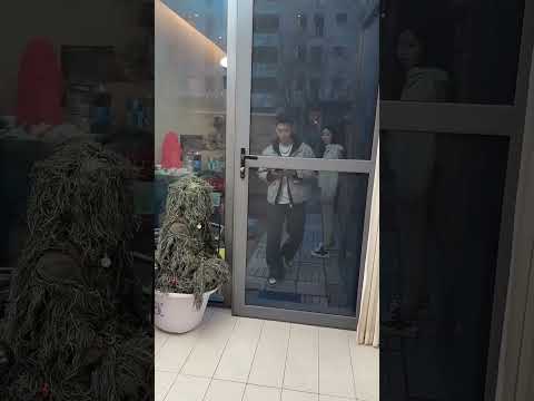 我居然被一棵树拦在门外，还被追着揍？#搞笑 #整蛊  #funny