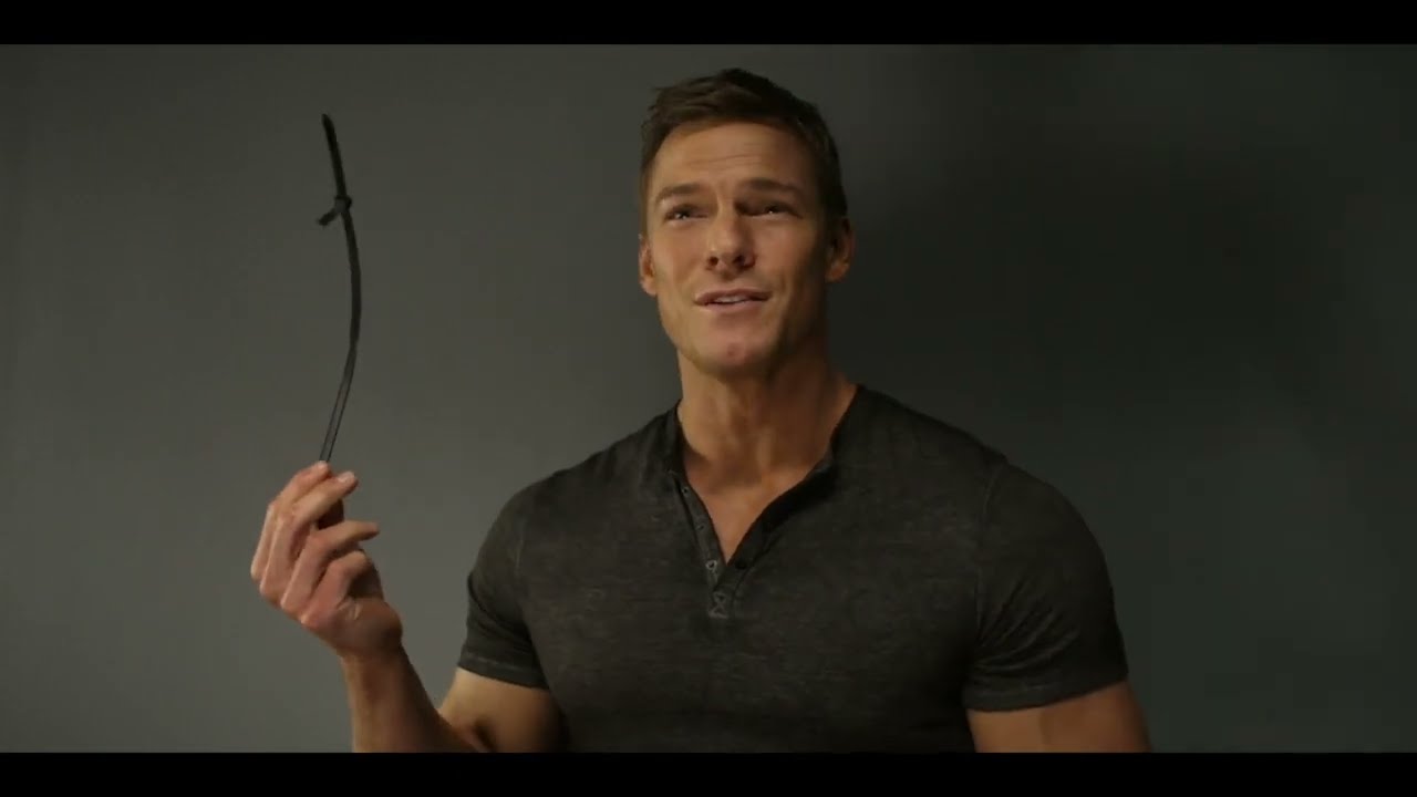 Reacher breaks himself out of zip ties easily | Reacher (2022