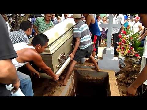 Vídeo: Com Enterrar Una Persona