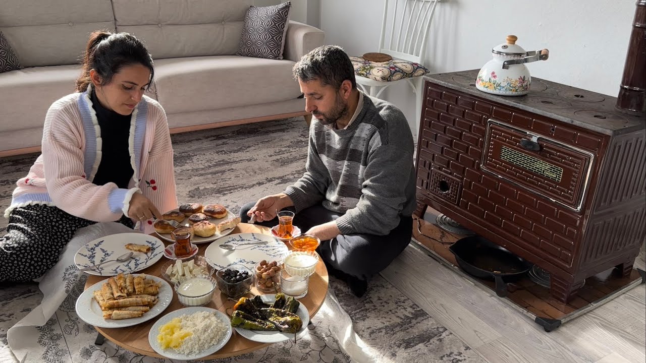 Деревенский завтрак у плиты — хлеб с маслом и жареный перец