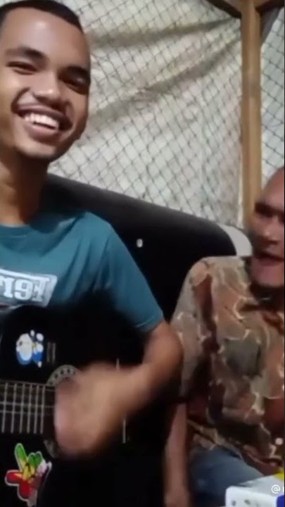 Opung gaul bernyanyi di Lapo tuak