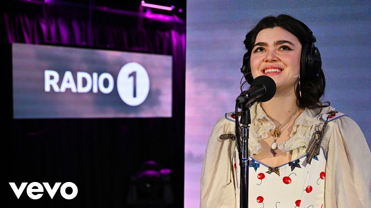 The Last Dinner Party – One Of Your Girls (Troye Sivan Cover) in the Live Lounge