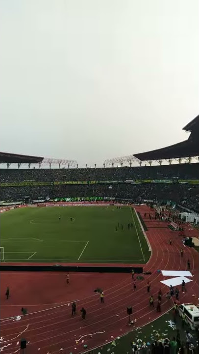 Pertama kali di asia ! Bonek melakukan pelemparan boneka kestadion