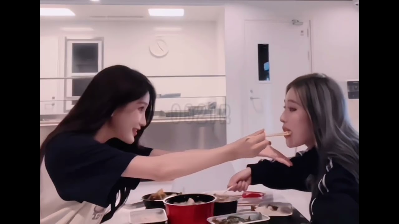 [Thi Tình Hoạ Dịch] Bằng sự kiên trì cuối cùng chị Châu cũng chiếm chọn được trái tim của bé Sữa