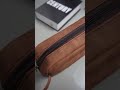 Nampak mulus karena Pouch Orion menggunakan kulit sintetis premium. #tas #tasseminar #pouch