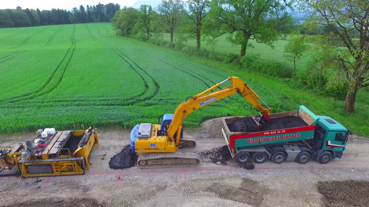 Betostrasse mit Einbaumaschine ( schwarzer Beton )