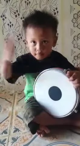 anak kecil ini sangat ahli main kan musik gendang tuk marhaban/jaranan/pengajian/bocil viral/lucu🙏😂🤗