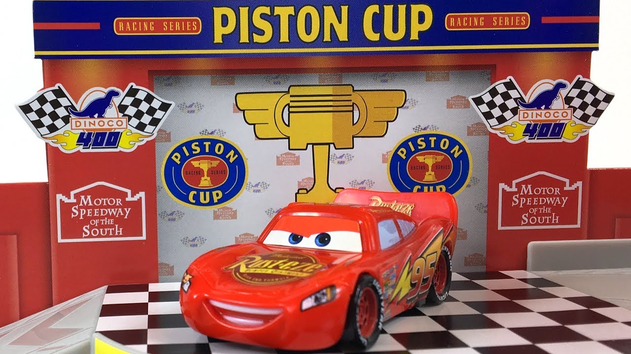 GARAJE DE LA COPA PISTON RAYO MCQUEEN GANA LA CARRERA CONTRATIEMPO Y OBSTACULOS DISNEY PIXAR CARS - YouTube